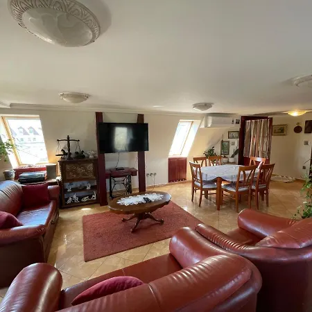 Tamas Sziveben- Egesz Evben Nyitva! Lägenhet