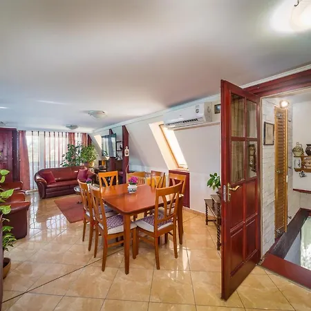 Tamas Sziveben- Egesz Evben Nyitva! *