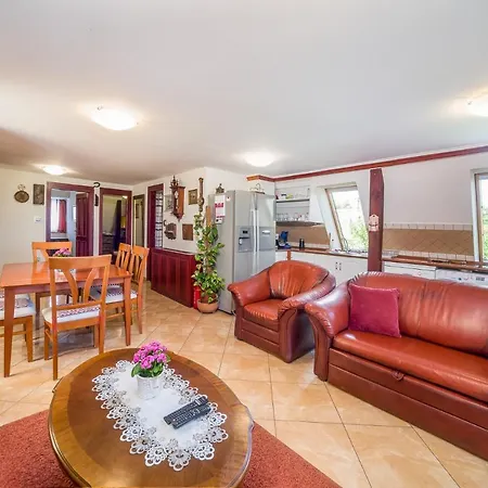 Tamas Sziveben- Egesz Evben Nyitva! Lägenhet